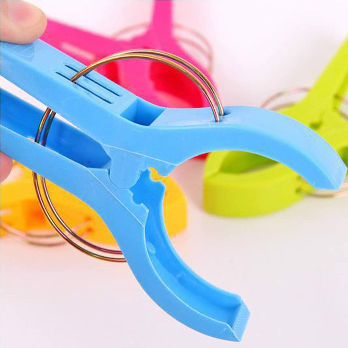 Loialpupy 4 Pack Plastic Beach Towel Clips Windproof Clips for Towels